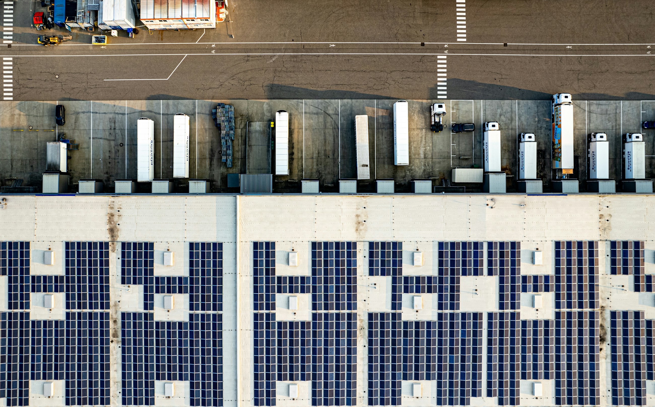 Luchtfoto van een industrieel complex met zonnepanelen op de bedrijfsdaken